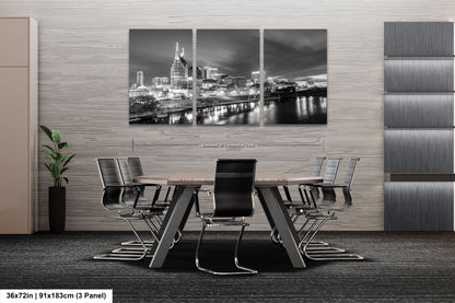 a black and white photo of a city skyline