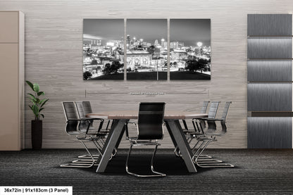 a black and white photo of a city skyline