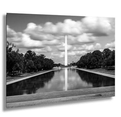 a black and white photo of the washington monument