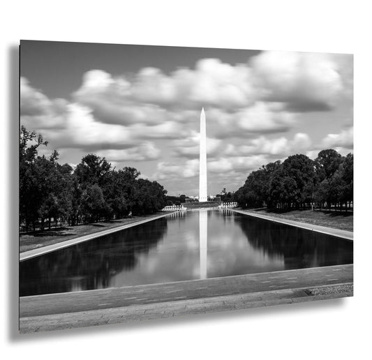 a black and white photo of the washington monument