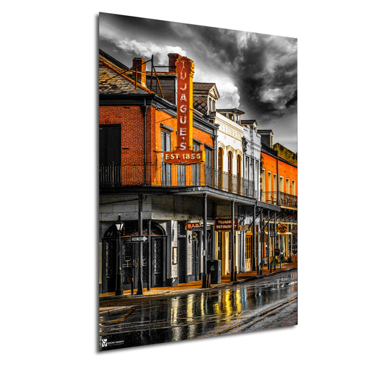 a black and white photo of a city street
