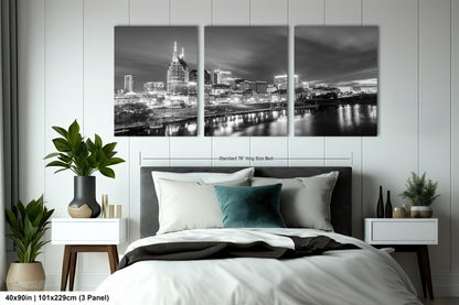 a black and white photo of a city skyline