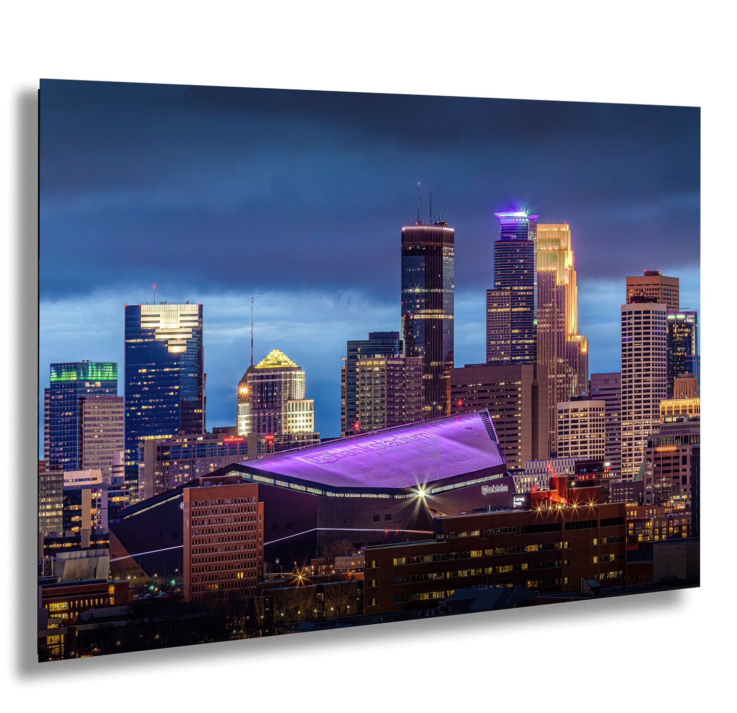 a picture of a city skyline at night