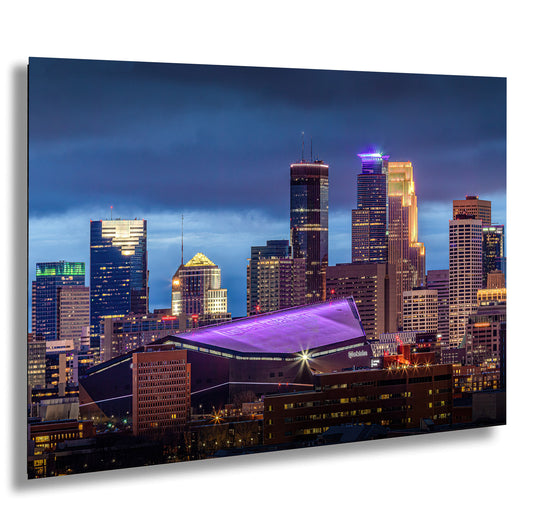 a picture of a city skyline at night